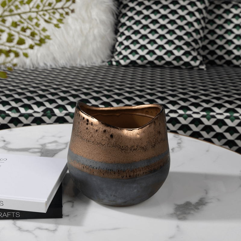 Saksija Hagar AD-0034J1 na stolu