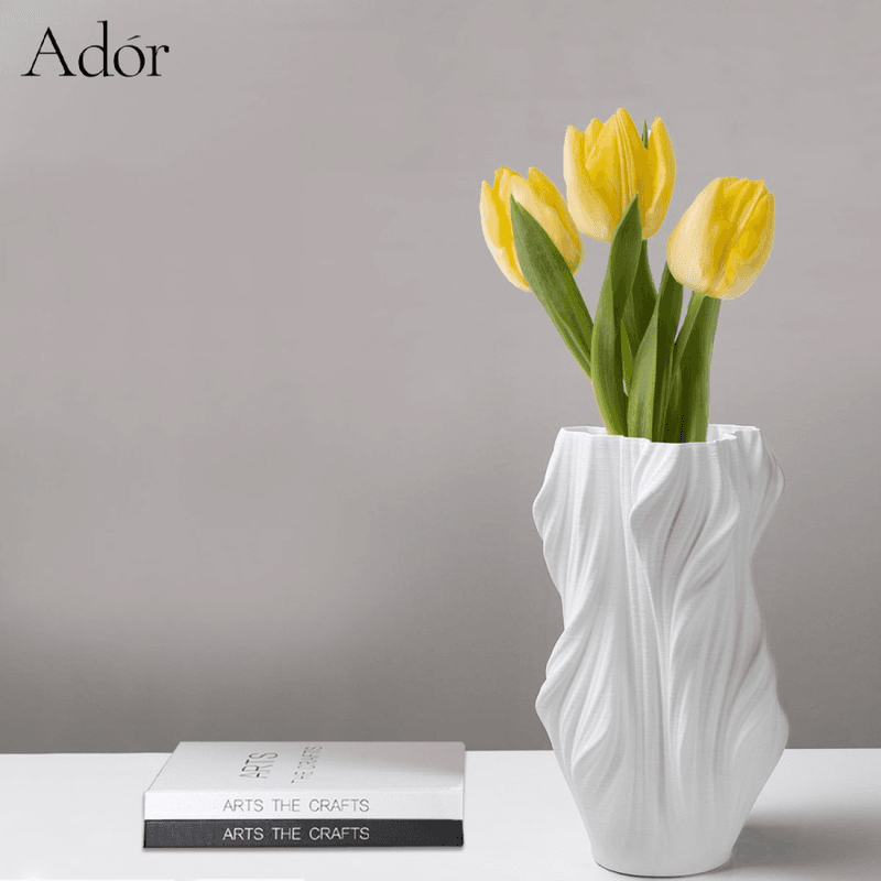 Vaza Dani AD-01414636W na stolu