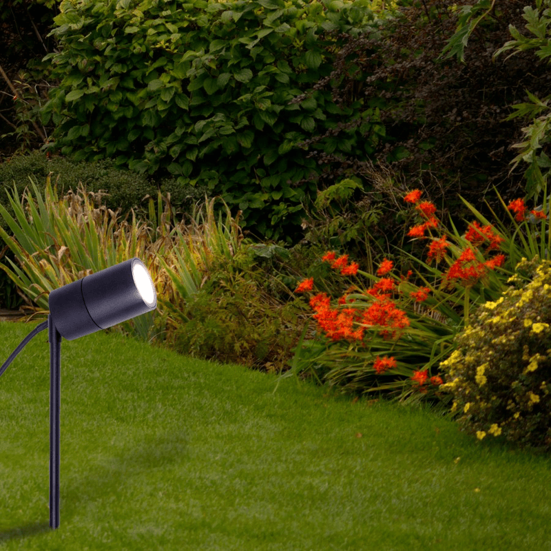 Stubna lampa E-light Norton ML-4035-1G u dvorištu